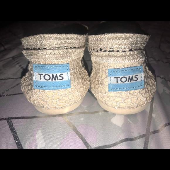 Toms ivory crocheted flats sz 6.5 - Picture 3 of 6
